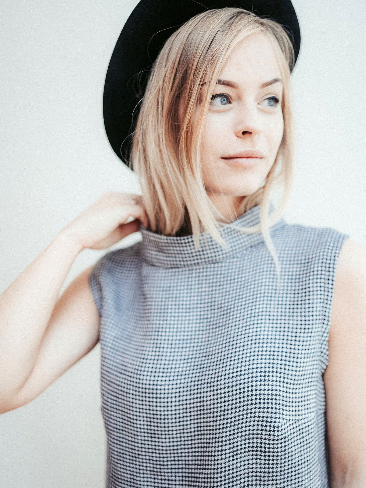 Sleeveless Linen Top with Raised Mock Neck 'Caroline - Summer'